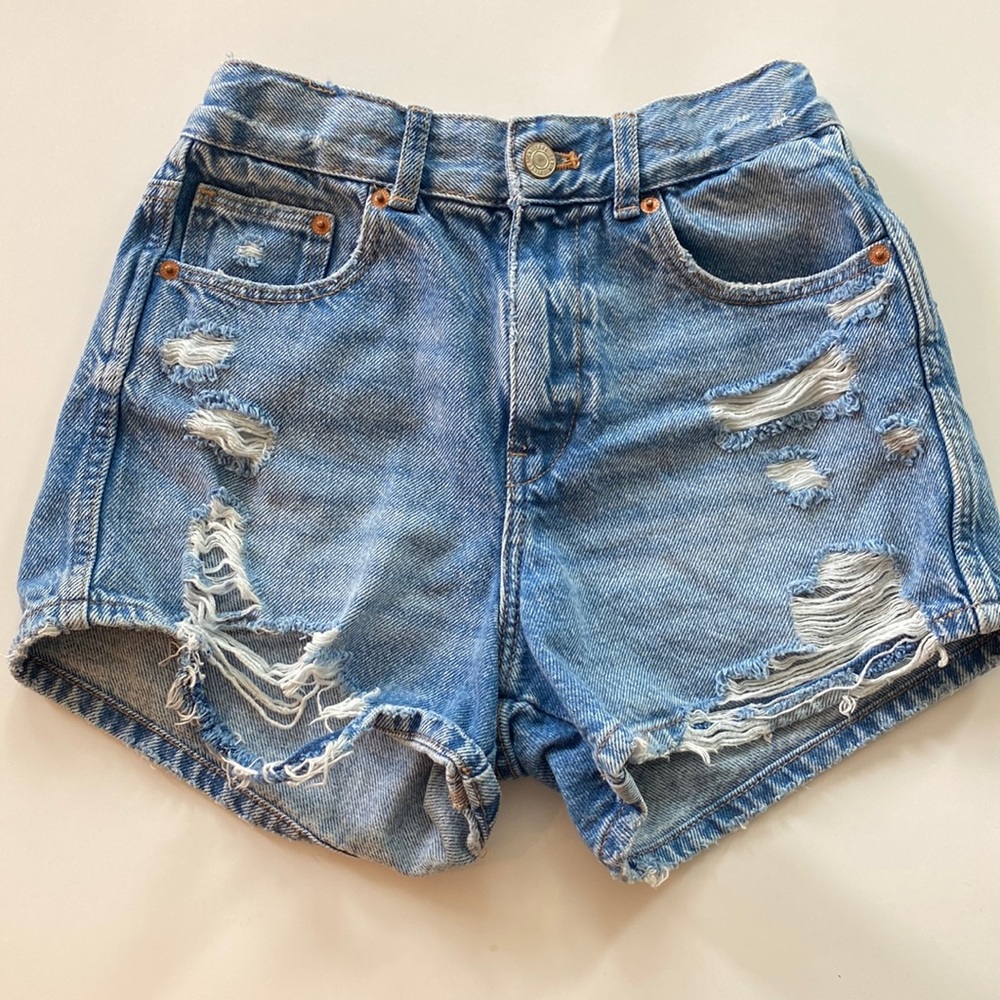 The size of the shorts are a 11-12 and run a little small.